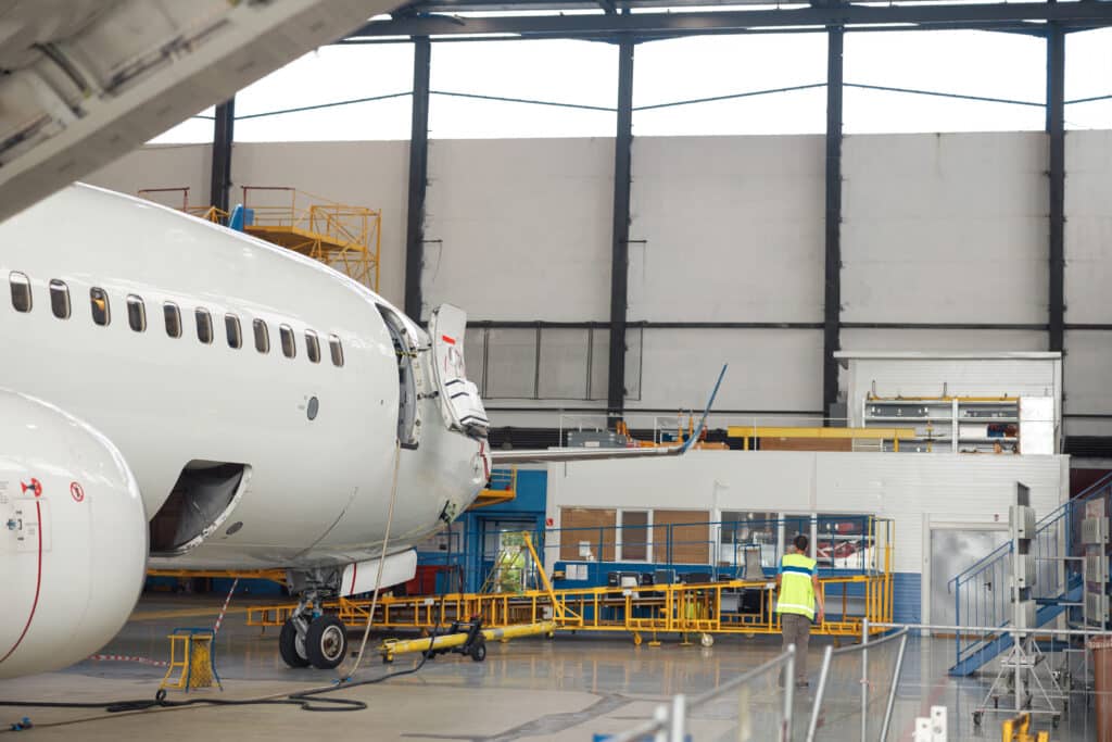 Ein Flugzeug für mehrere Passagiere wird in einem Hangar gebaut